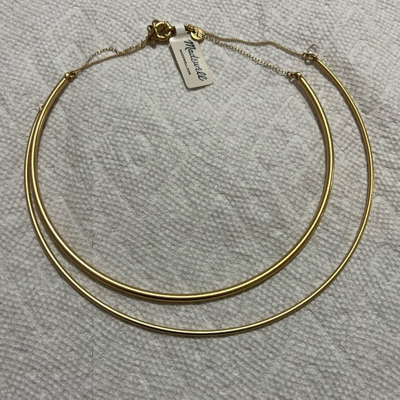 NWT beautiful M brand necklace gold tone